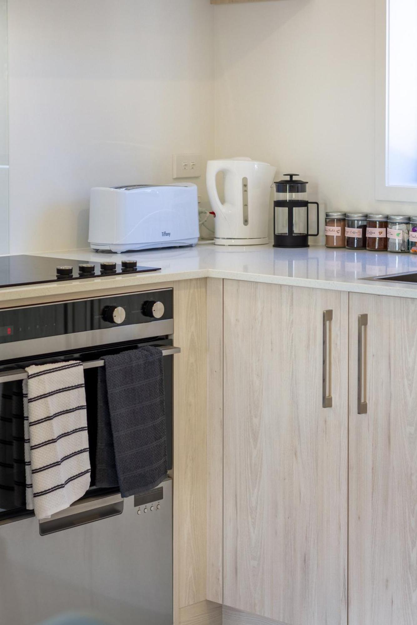 Conveniently Located 2Br Townhouse In West Akl Appartement Auckland Buitenkant foto